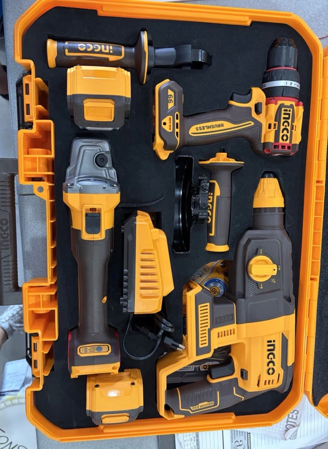 Kit Ingco Avvitatore+Smerigliatrice+Demolitore+2batt.4ah+caricabatt.+valigetta                 SET TRAPANO A PERCUSSIONE CIDLI206681+ SMERIGLIATRICE ANGOLARE CAGLI27153 + TRAPANO PERFORATORE CRHLI20228 20V